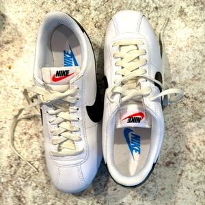 Nike Cortez leather women’s shoes never worn size 7!